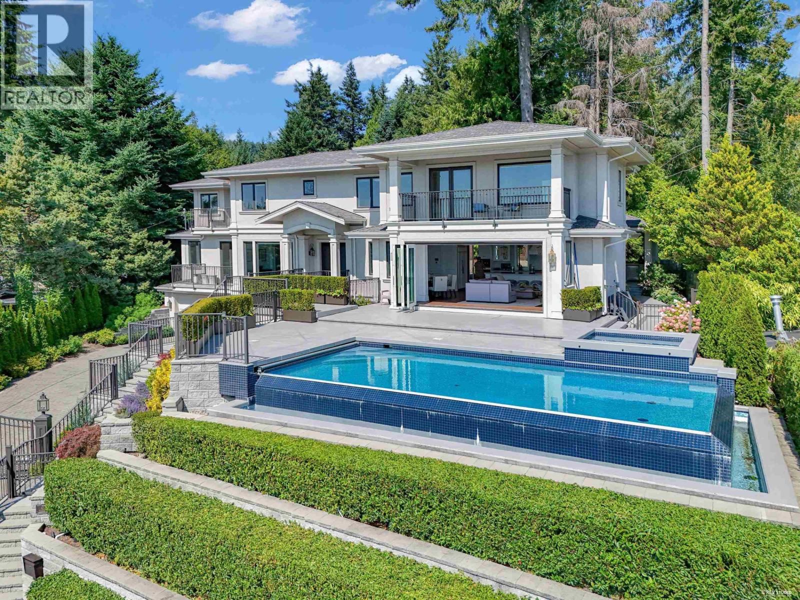 4135 BURKEHILL Place, West Vancouver, British Columbia V7V 3M8