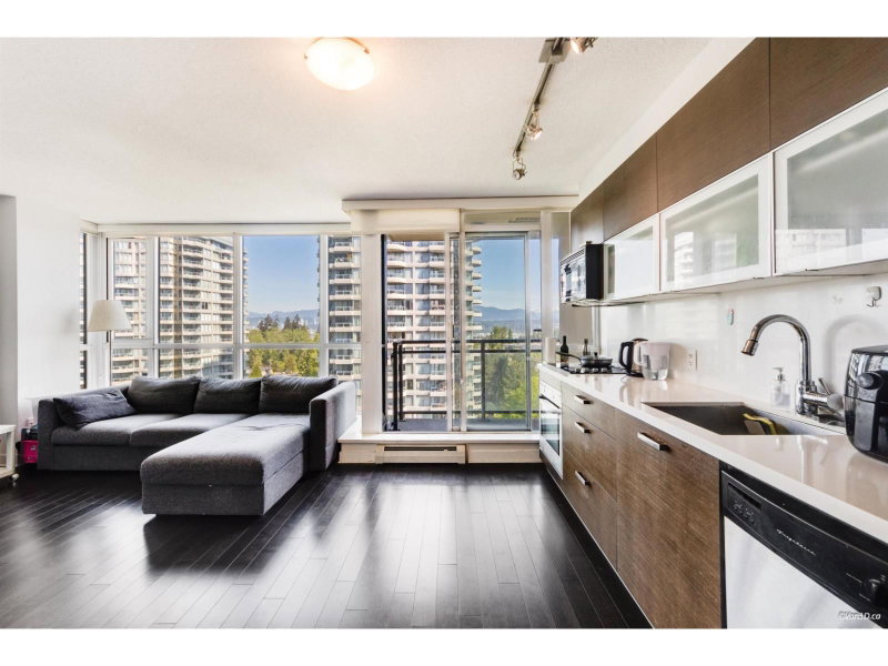 10777 UNIVERSITY Drive Surrey British Columbia, V3T 0E6 - 1 Bedroom Condo For Sale