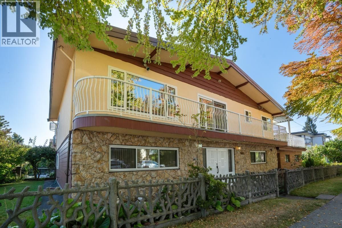 232 MACDONALD Avenue, Burnaby, British Columbia V5C 4M7