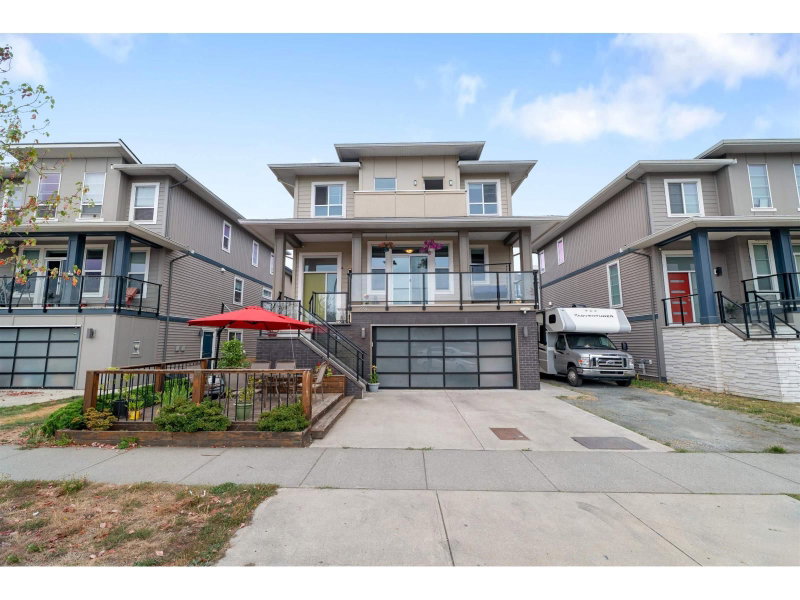 45582 MEADOWBROOK Drive Chilliwack British Columbia, V2P 0G6 - 5 Bedrooms Home For Sale