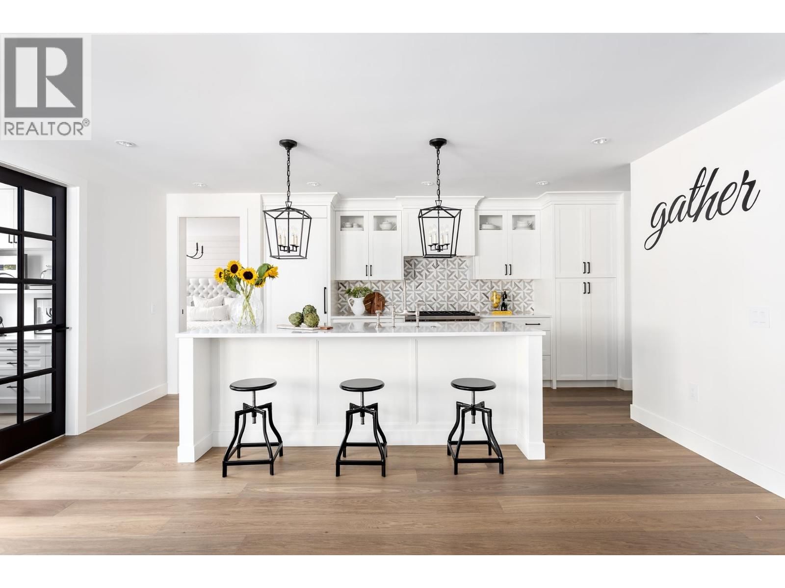 1055 RIDGEWOOD Drive, North Vancouver, British Columbia V7R 0A6