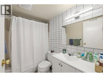2012 FULLERTON Avenue | North Vancouver British Columbia | Slide Image Eight