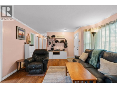 22760 BALABANIAN Circle | Maple Ridge British Columbia | Slide Image Four