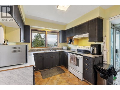 556 BALLANTREE Road | West Vancouver British Columbia | Slide Image Six