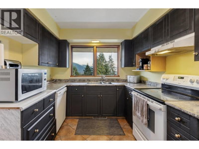 556 BALLANTREE Road | West Vancouver British Columbia | Slide Image Eight