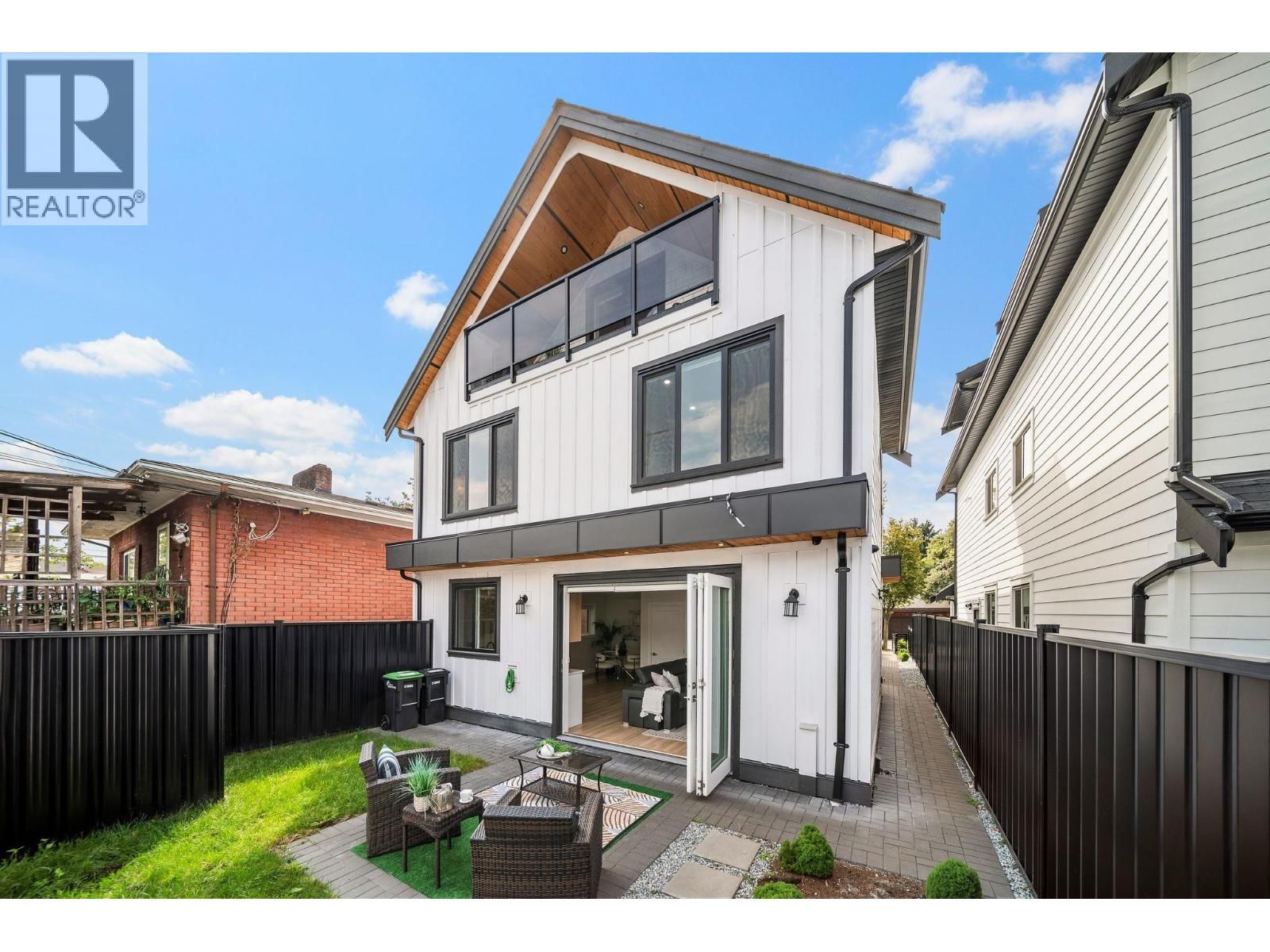 2369 ADANAC Street, Vancouver, British Columbia V5L 2E9