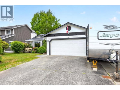 23425 WHIPPOORWILL Avenue | Maple Ridge British Columbia | Slide Image Three