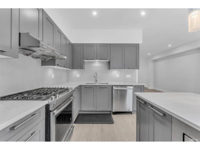 2277 OAK MEADOWS Drive | Surrey British Columbia | Slide Image Twelve