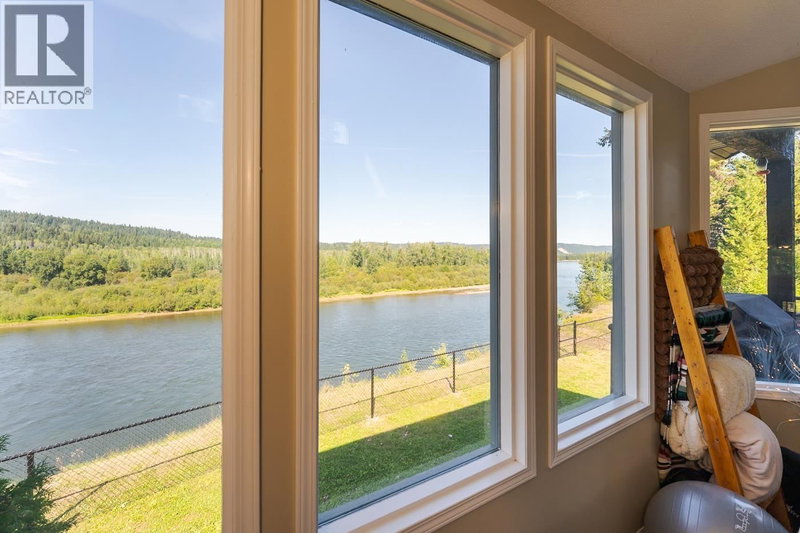 1465 BANKS Road Prince George British Columbia, V2M 7C1 - 6 Bedrooms Waterfront Home For sale