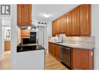 2016 FULLERTON Avenue | North Vancouver British Columbia | Slide Image Two
