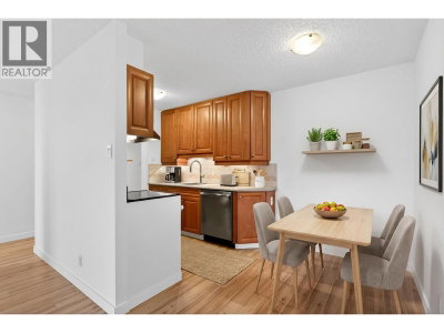 2016 FULLERTON Avenue | North Vancouver British Columbia | Slide Image Five