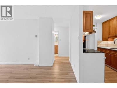 2016 FULLERTON Avenue | North Vancouver British Columbia | Slide Image Six