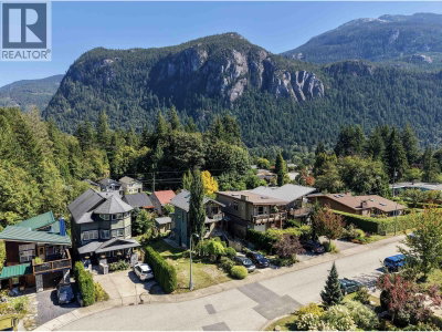 1014 PENNYLANE Place | Squamish British Columbia | Slide Image Thirteen