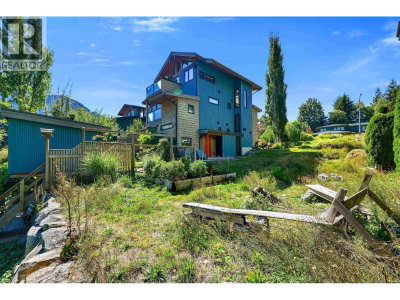 1014 PENNYLANE Place | Squamish British Columbia | Slide Image Nine