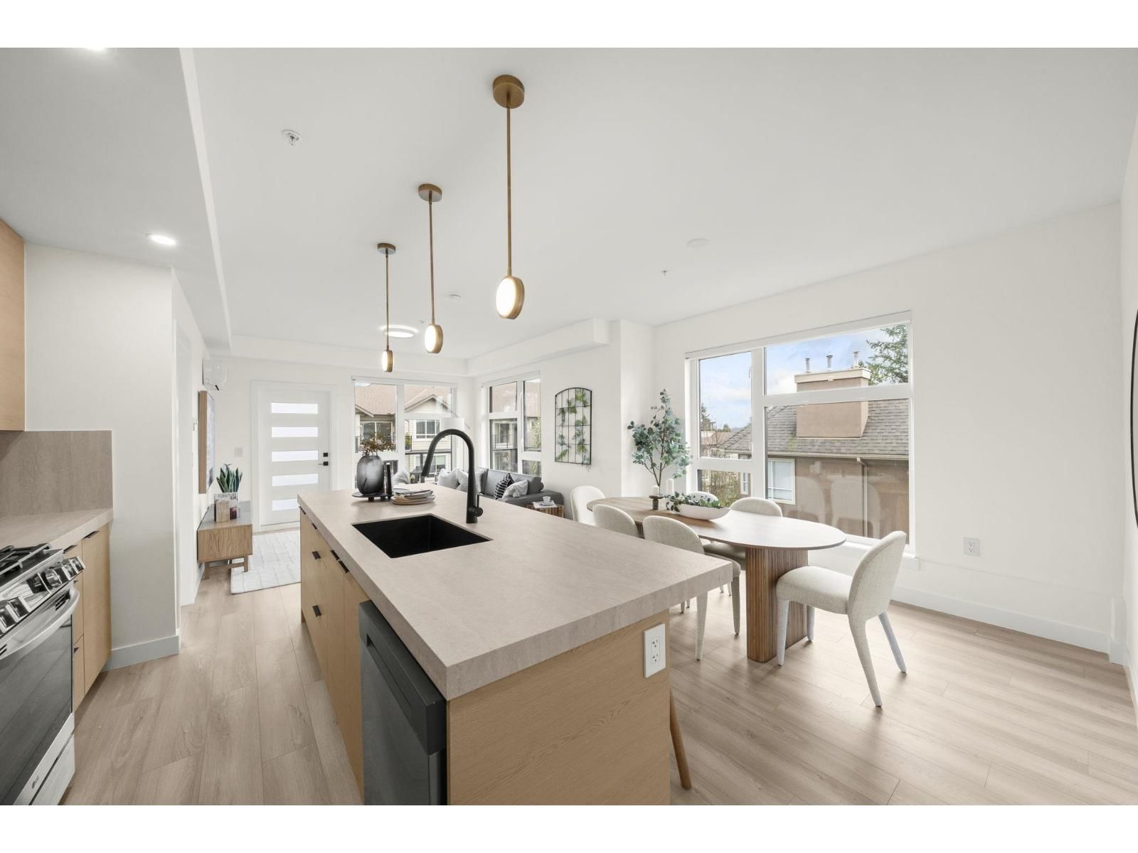 15353 17 Avenue, Surrey, British Columbia V4A 1T8