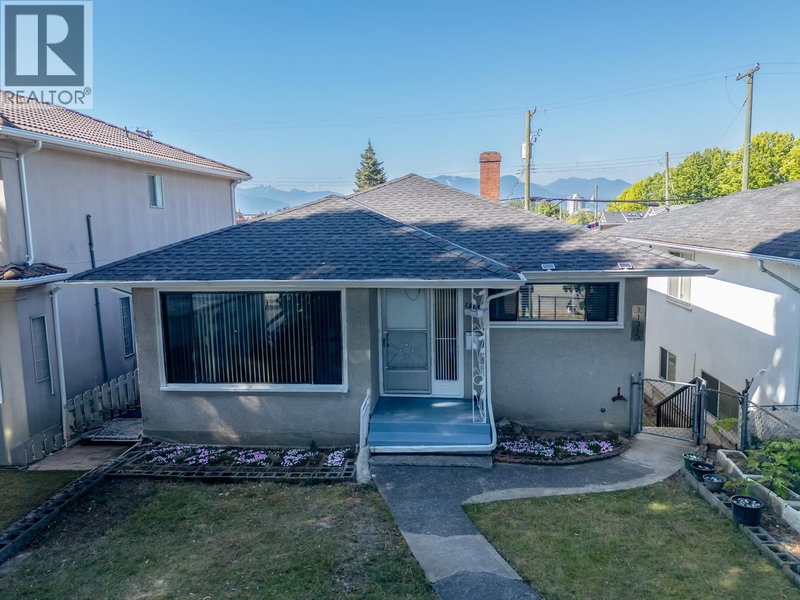 1315 33RD Avenue Vancouver British Columbia, V5V 3B8 - 6 Bedrooms Home For Sale
