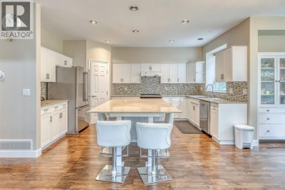 2015 PARKWAY Boulevard | Coquitlam British Columbia | Slide Image Ten