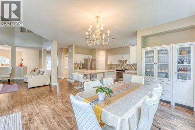 2015 PARKWAY Boulevard | Coquitlam British Columbia | Slide Image Eleven