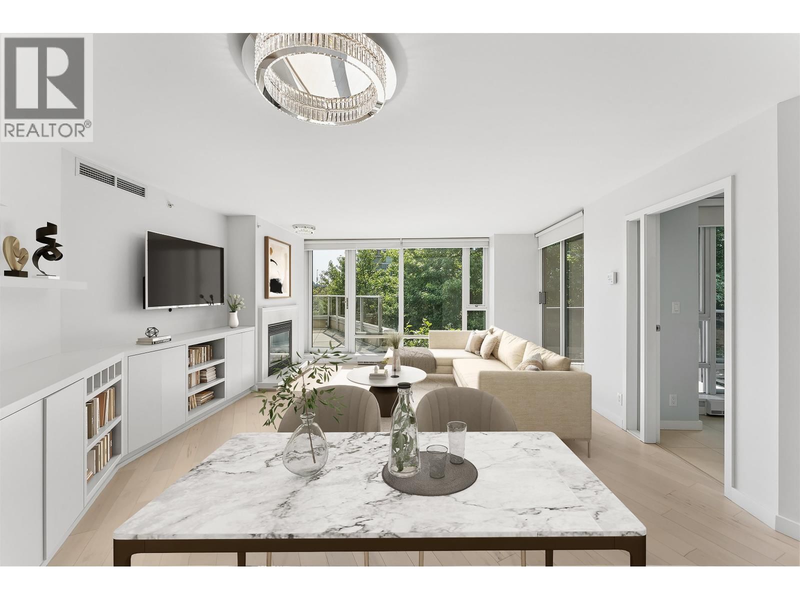 8 SMITHE Mews, Vancouver, British Columbia V6B 0A5