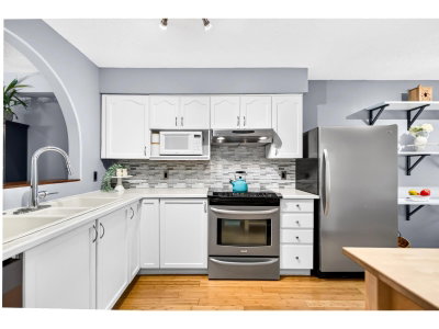 9045 WALNUT GROVE Drive | Langley British Columbia | Slide Image Four