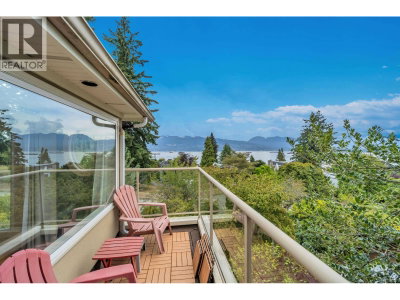 4648 2ND Avenue | Vancouver British Columbia | Slide Image Nine