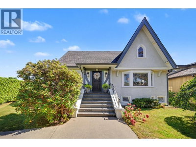 952 GRAND Boulevard | North Vancouver British Columbia | Slide Image Two