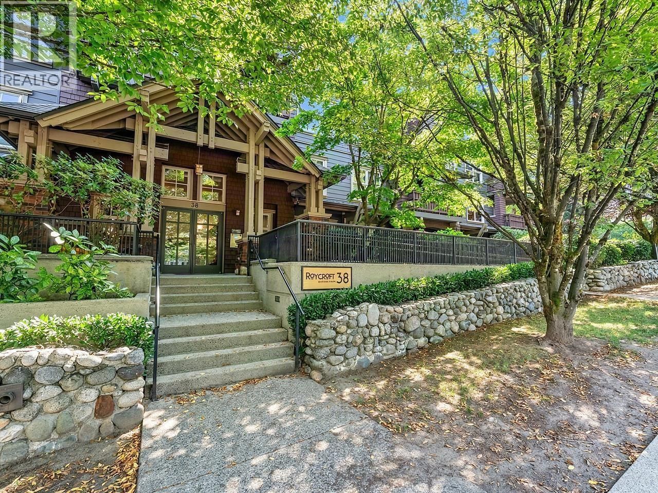 38 SEVENTH Avenue, New Westminster, British Columbia V3L 5W2