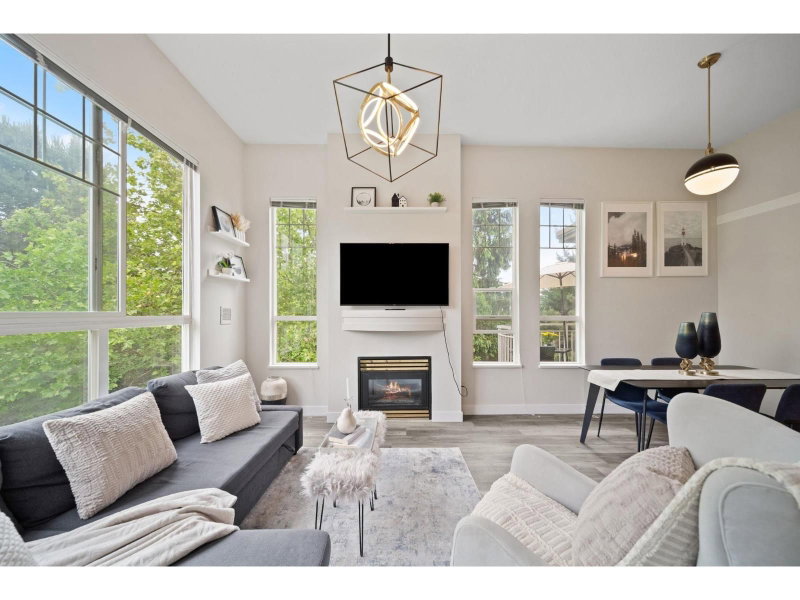 10186 155 Street Surrey British Columbia, V3R 0R6 - 2 Bedrooms Condo For Sale
