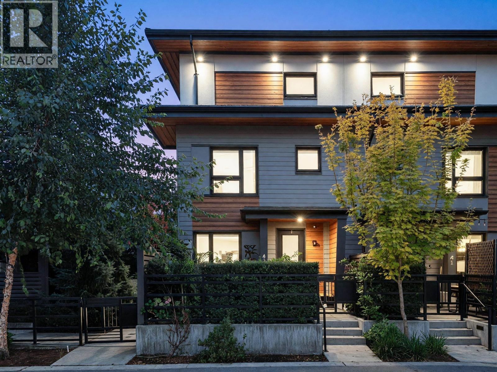 528 2ND Street, North Vancouver, British Columbia V7L 0G8