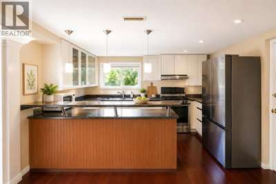 799 DONEGAL Place | North Vancouver British Columbia | Slide Image Thirteen