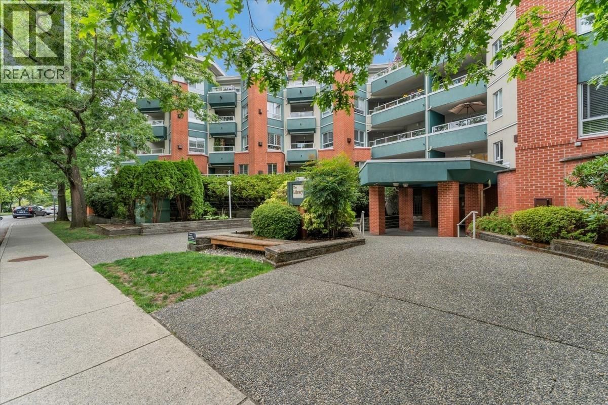 128 8TH Street, North Vancouver, British Columbia V7M 3M1
