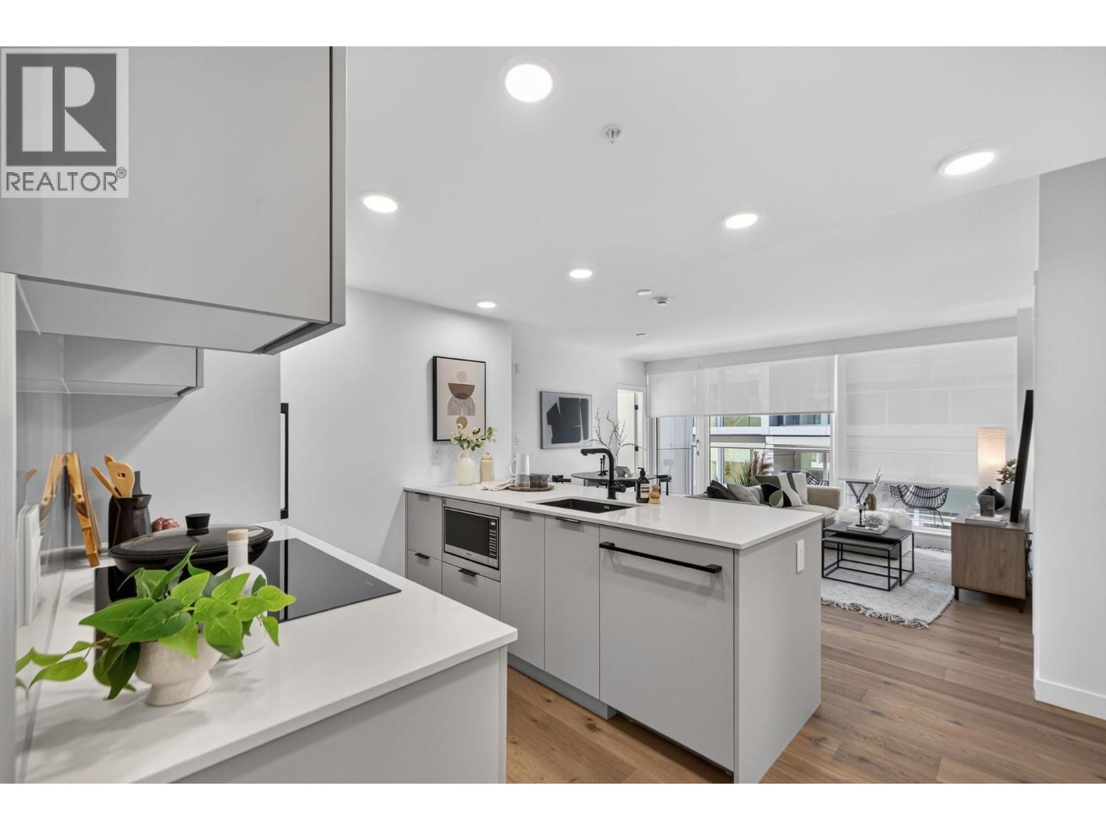 8030 OAK Street, Vancouver, British Columbia V6P 0M9