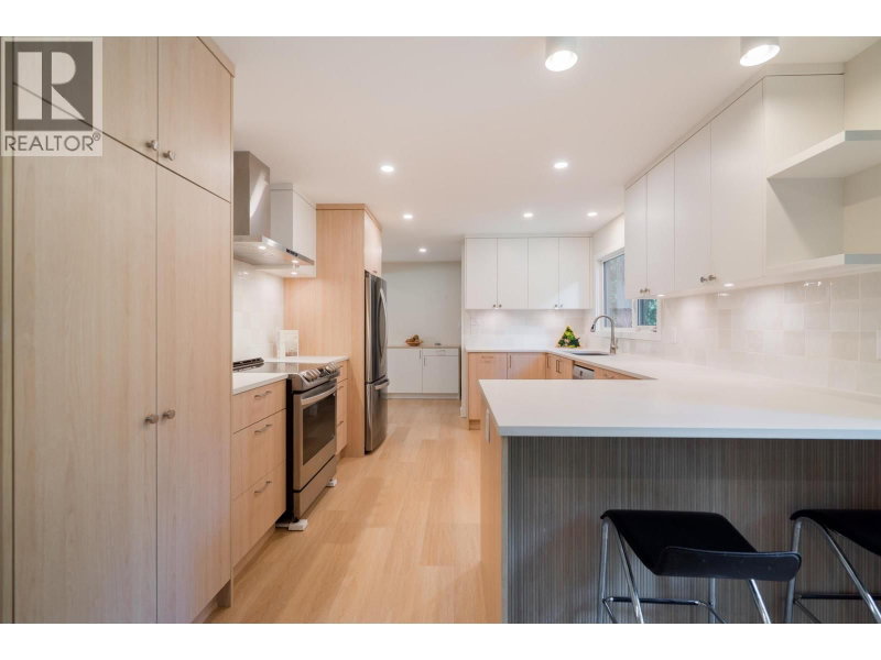 1139 HERITAGE Boulevard North Vancouver British Columbia, V7J 3G8 - 5 Bedrooms Condo For Sale
