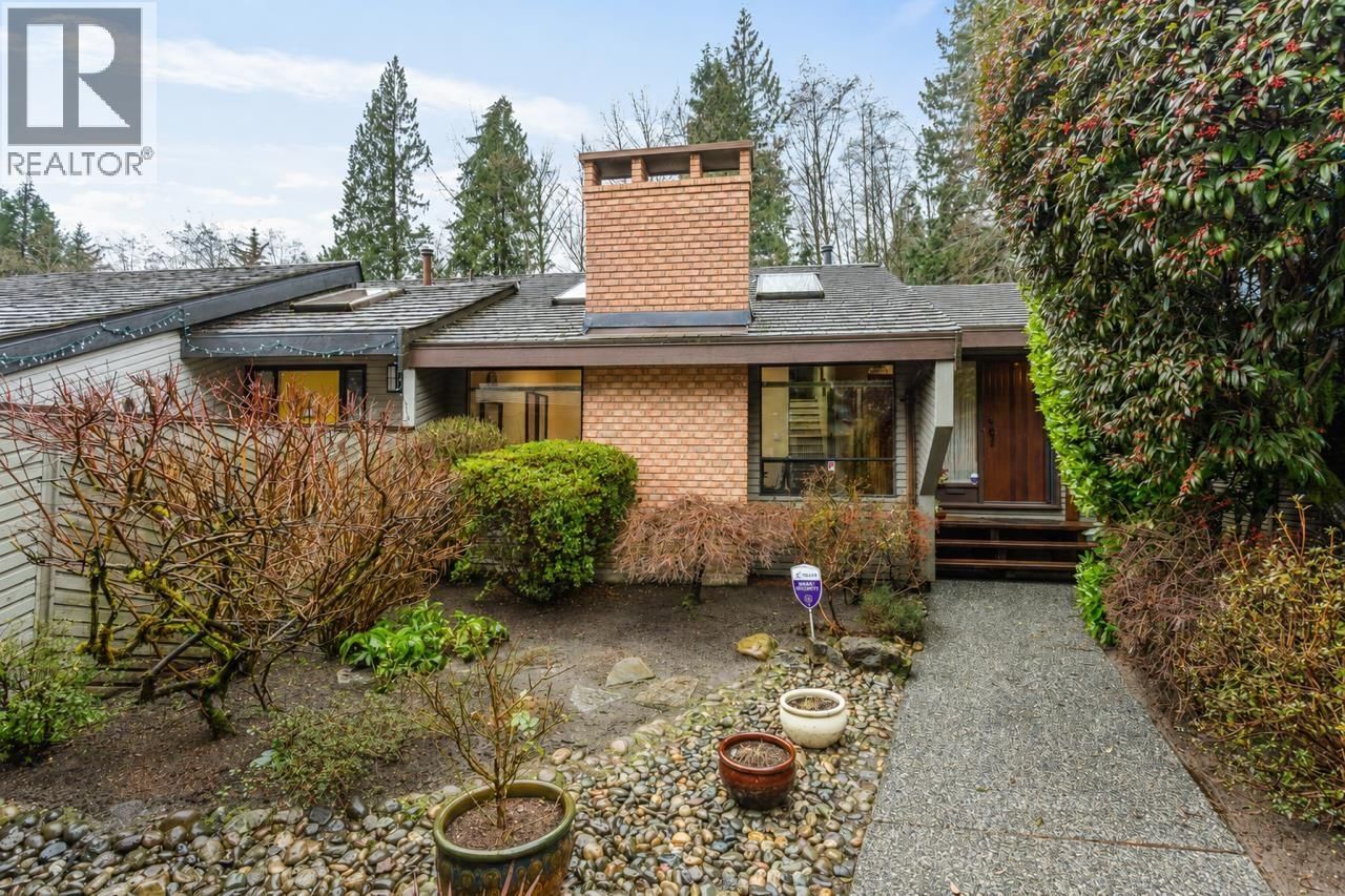 5639 WHITE PINE Lane, North Vancouver, British Columbia V7R 4S1