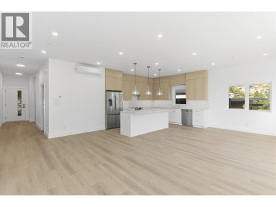 2098 CRUMPIT WOODS Drive | Squamish British Columbia | Slide Image Three