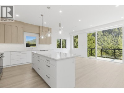 2096 CRUMPIT WOODS Drive | Squamish British Columbia | Slide Image Six