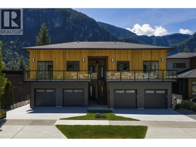 2096 CRUMPIT WOODS Drive | Squamish British Columbia | Slide Image Twenty-seven