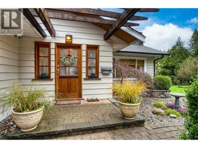 1335 RIDGEWOOD Drive | North Vancouver British Columbia | Slide Image Three
