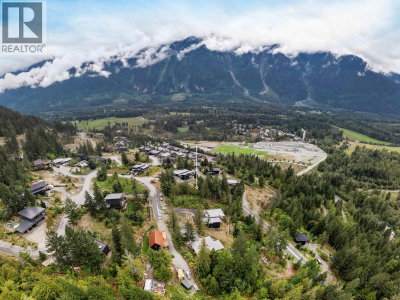 1709 WISHBONE Court | Squamish British Columbia | Slide Image Twenty-four