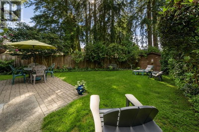 2011 BRIDGMAN Avenue | North Vancouver British Columbia | Slide Image Thirty-two