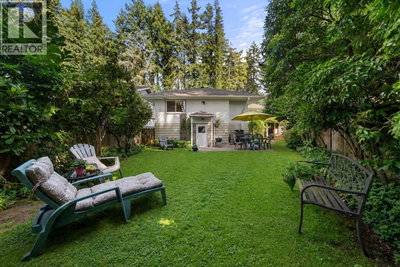 2011 BRIDGMAN Avenue | North Vancouver British Columbia | Slide Image Thirty-four