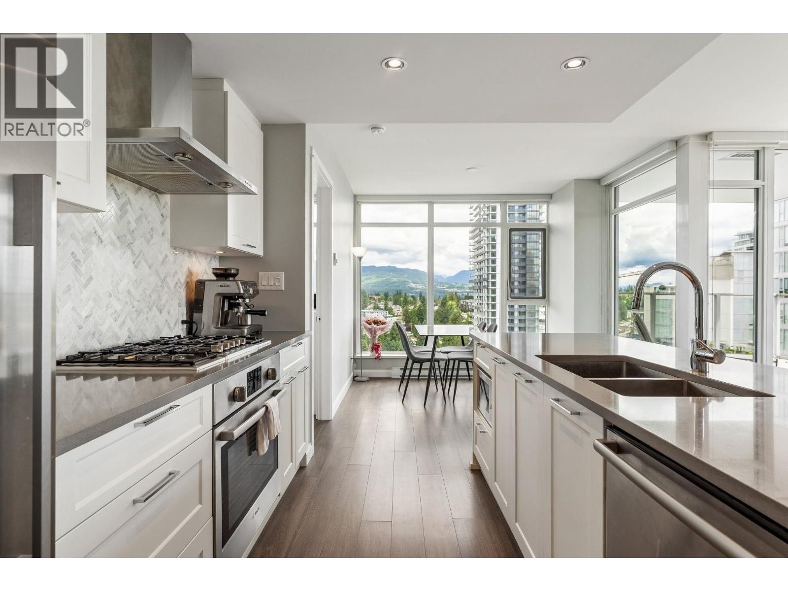 520 COMO LAKE Avenue, Coquitlam, British Columbia V3J 0E8