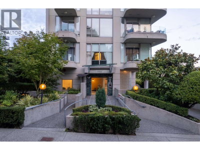570 18TH Street | West Vancouver British Columbia | Slide Image Three