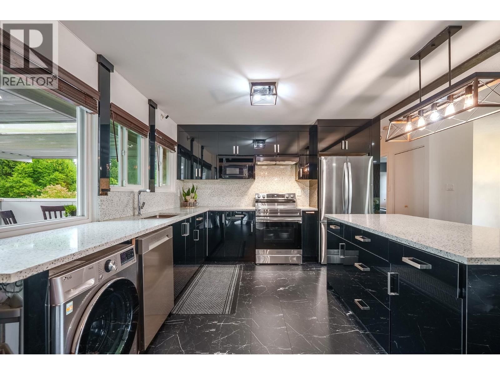 1121 PRAIRIE Avenue, Port Coquitlam, British Columbia V3B 1S7