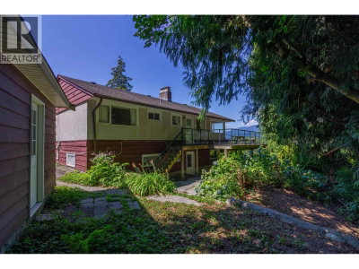 446 NORTHCLIFFE Crescent | Burnaby British Columbia | Slide Image Three