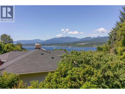446 NORTHCLIFFE Crescent | Burnaby British Columbia | Slide Image Six