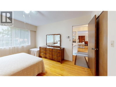 2540 25TH Avenue | Vancouver British Columbia | Slide Image Thirteen