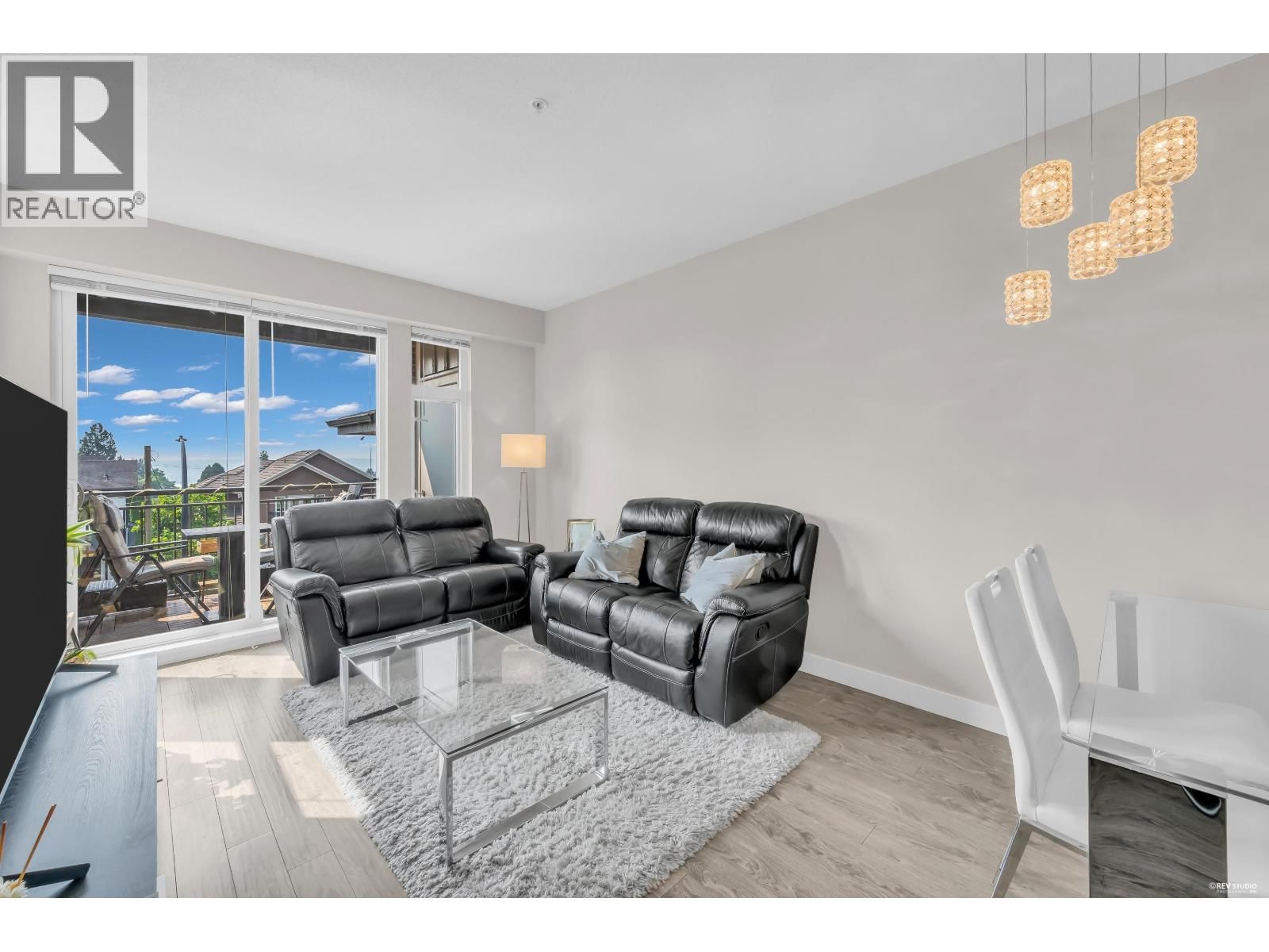 963 CHARLAND Avenue, Coquitlam, British Columbia V3K 0E2
