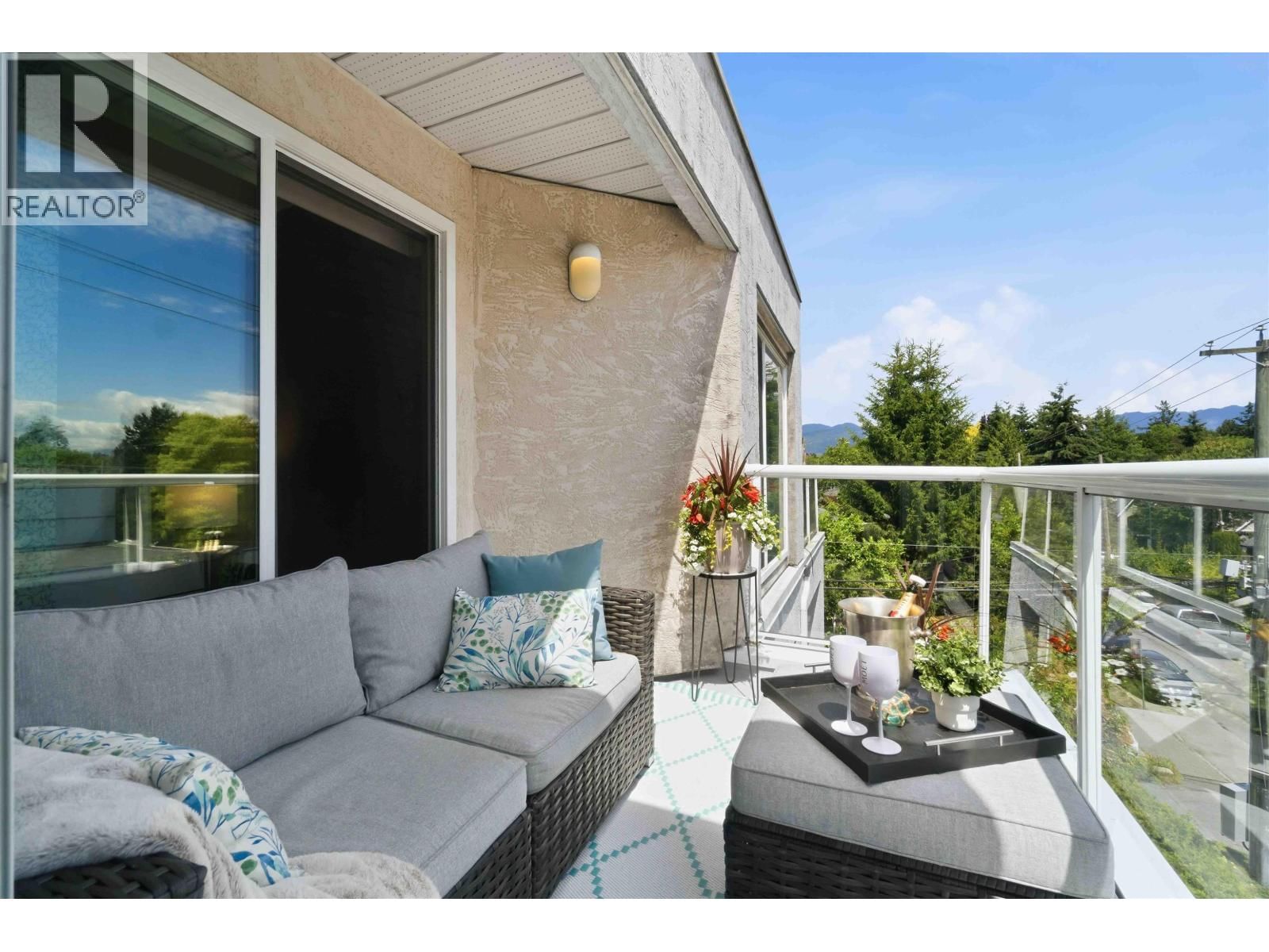 3505 BROADWAY, Vancouver, British Columbia V6R 2B5