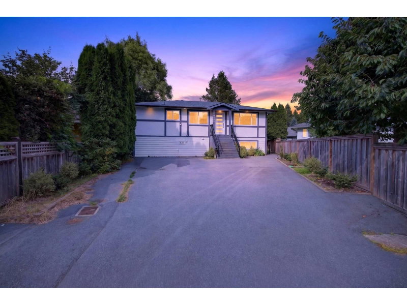 20543 50A Avenue Langley British Columbia, V3A 6X3 - 6 Bedrooms Home For Sale